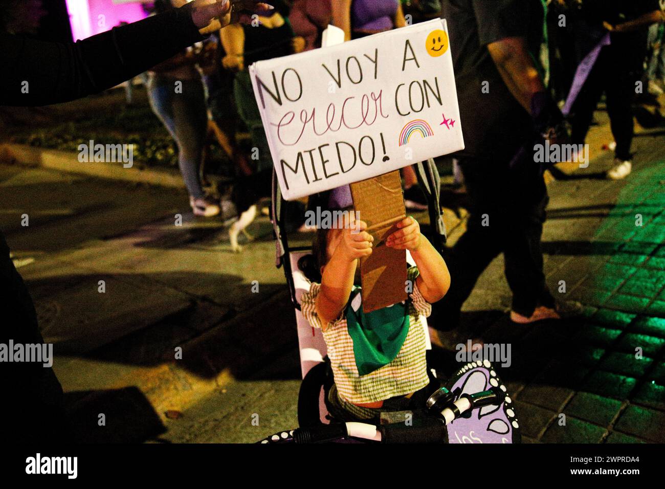 Monterrey, Mexiko. März 2024. Ein Kleinkind hält ein Schild mit der Aufschrift „Ich werde nie mit Angst erwachsen“ während der internationalen Demonstrationen zum Frauentag in Monterrey, Mexiko am 8. März 2024. Foto: Paola Santoy/Long Visual Press Credit: Long Visual Press/Alamy Live News Stockfoto