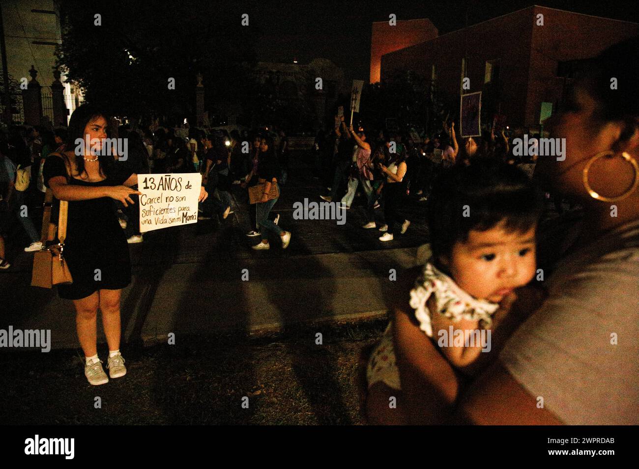 Monterrey, Mexiko. März 2024. Frauen nehmen am 8. März 2024 mit Bannern und Schildern an den internationalen Demonstrationen zum Frauentag in Monterrey, Mexiko, Teil. Foto: Paola Santoy/Long Visual Press Credit: Long Visual Press/Alamy Live News Stockfoto