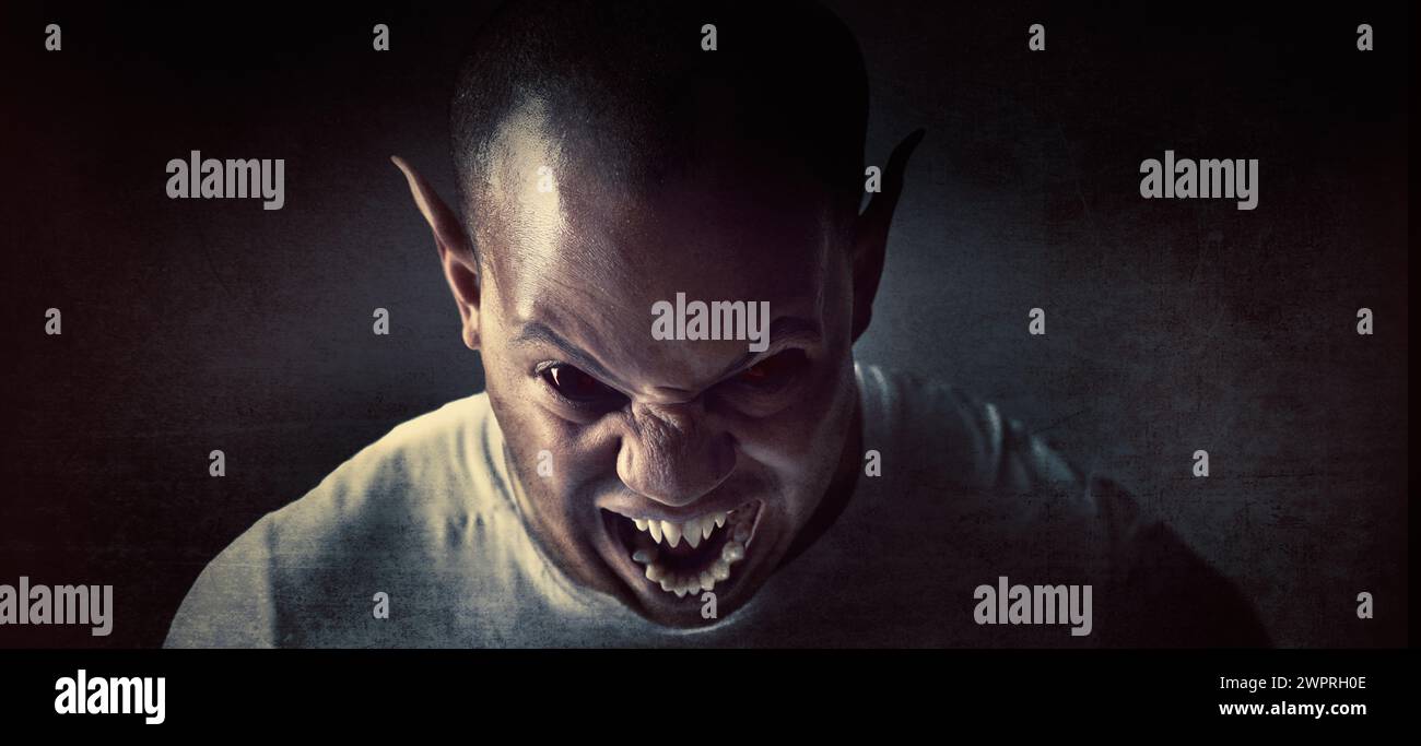 Monster, Mann und Dämon Gesicht im Studio für Fantasy, Horror und wütenden Vampir mit Zähnen, Angst und Schrecken. Werwolf, Teufel und gruselige Kreatur mit Stockfoto