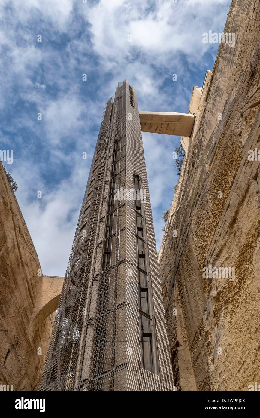 Die oberen Barrakka-Lifte verbinden die Upper Barrakka-Gärten mit dem Grand Harbour in Valletta, Malta Stockfoto