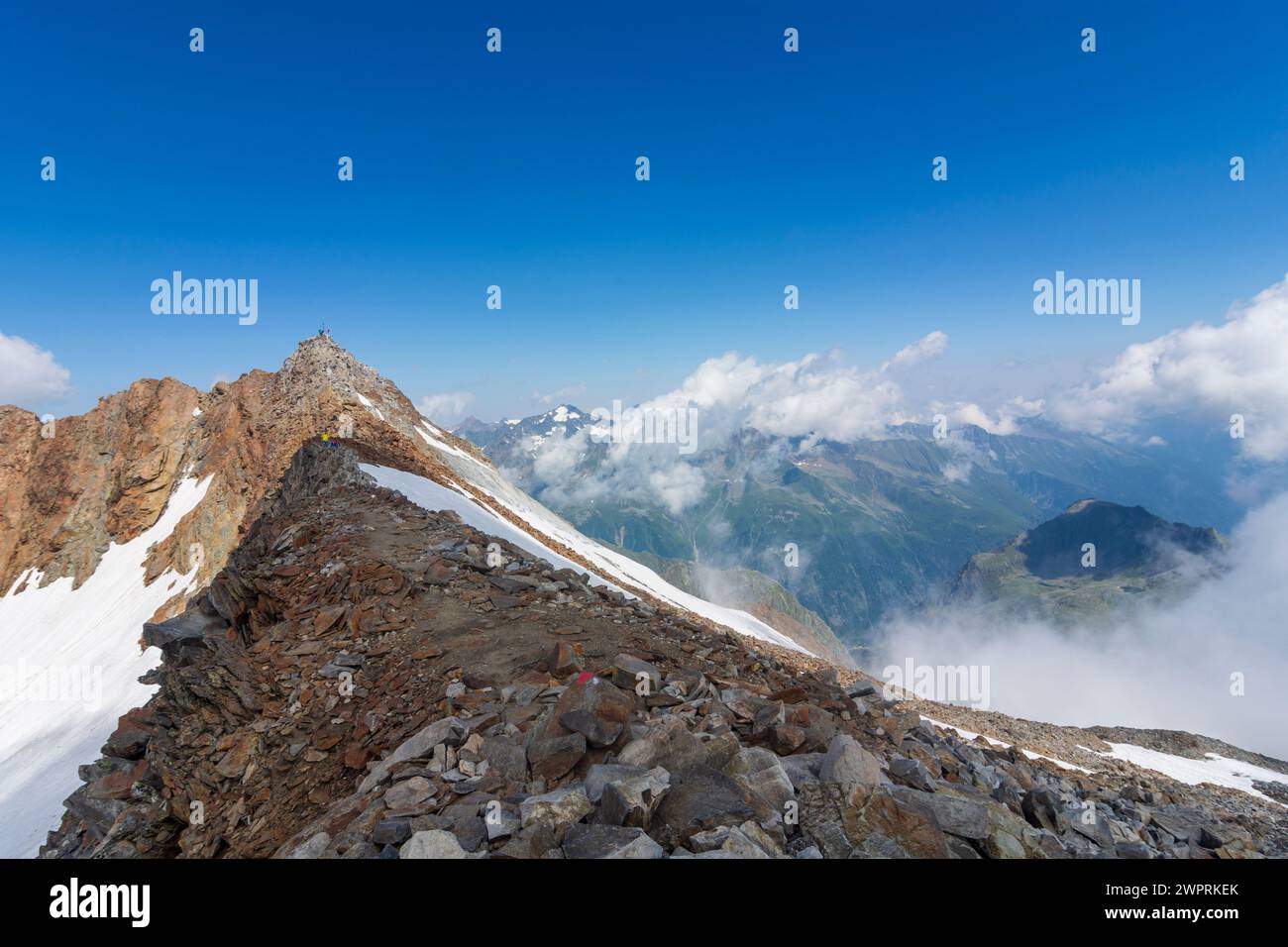 Stubaier Alpen: gipfel Wilder Freiger, Gipfelkreuz, Gipfelkamm im Stubaital, Tirol, Österreich Stockfoto