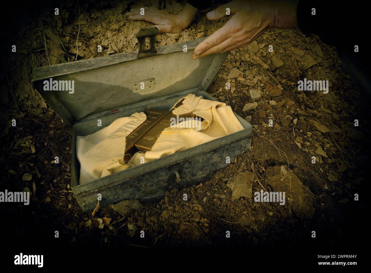 Ein Abenteurer mit Metalldetektor fand eine deutsche Goldlagerstätte im 2. Weltkrieg Stockfoto