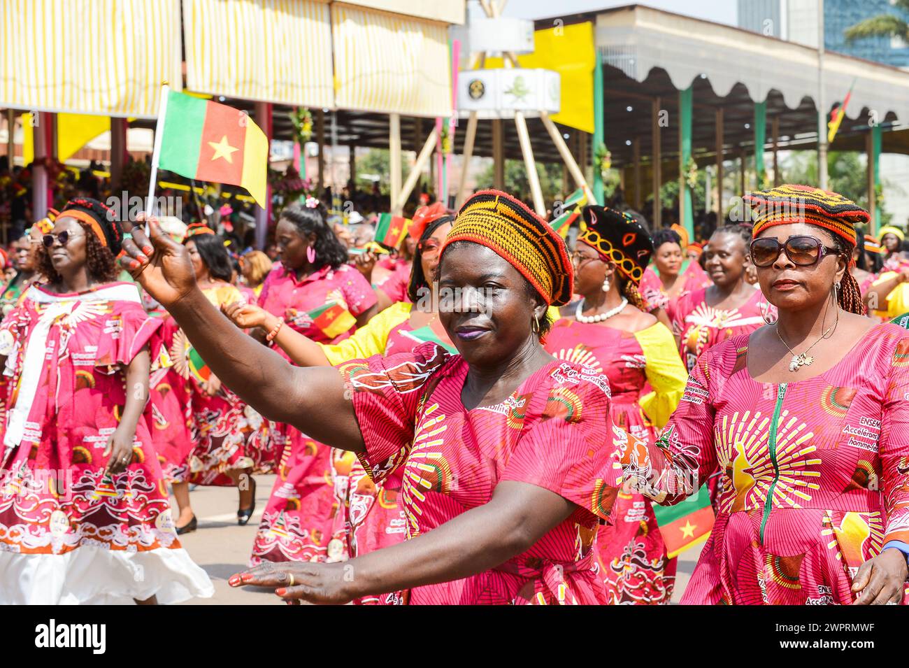 Yaounde, Kamerun. März 2024. Frauenparade am Internationalen Frauentag in Yaounde, Kamerun, am 8. März 2024. Frauen aus allen Gesellschaftsschichten nahmen am Freitag an der Parade Teil. Quelle: Kepseu/Xinhua/Alamy Live News Stockfoto