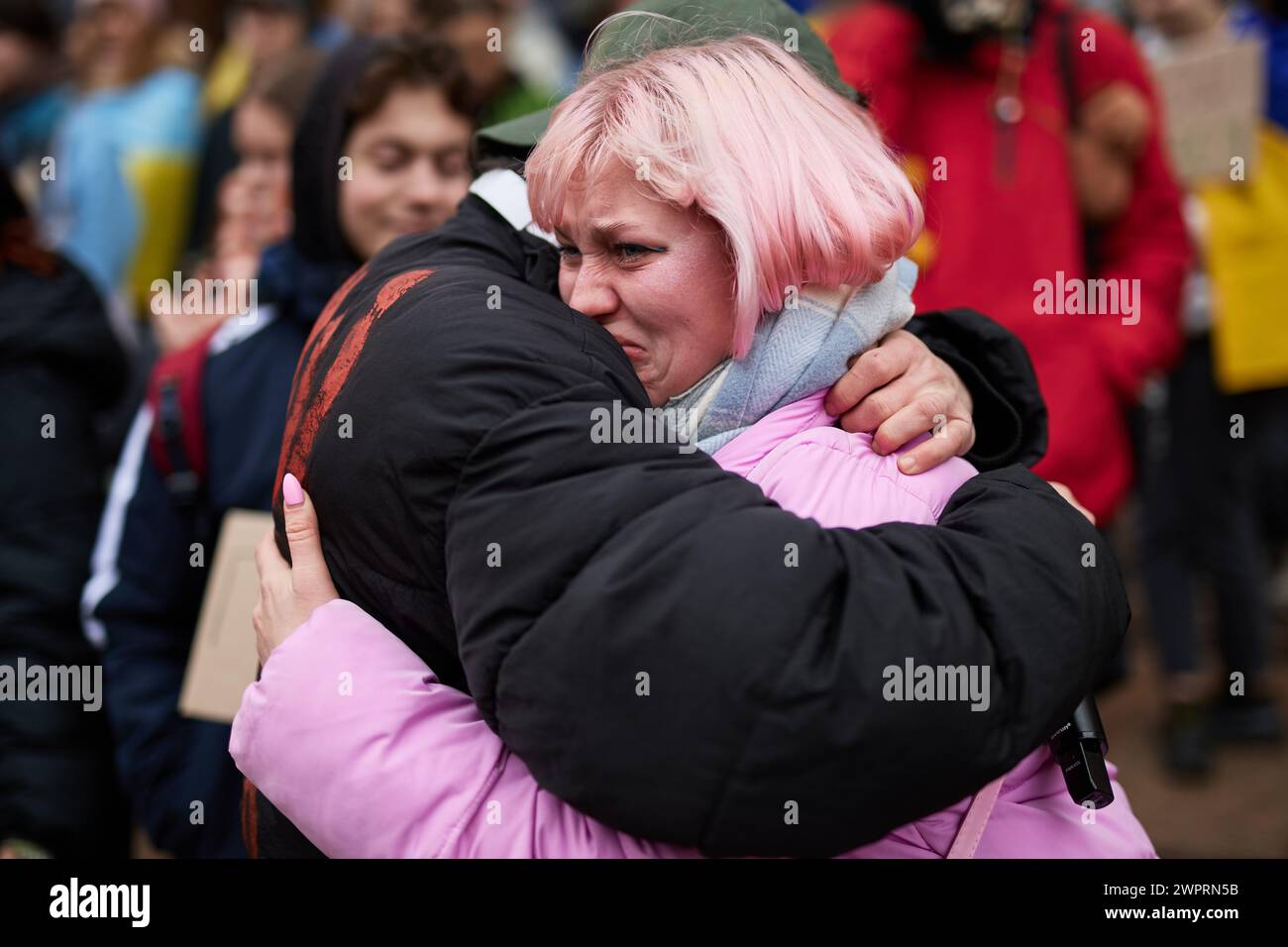 Ukrainische Frau weint auf einer öffentlichen Demonstration für Erhöhung des Militärbudgets. Kiew - 17. Februar 2024 Stockfoto