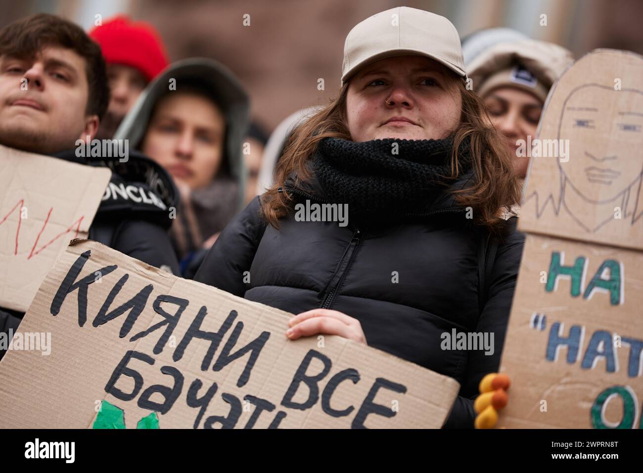 Die ukrainische Frau hält das Banner „Kiew-Bewohner sehen alles“ auf einer öffentlichen Kundgebung, die sich der Erhöhung der Haushaltsausgaben für Verteidigung widmet. Kiew - 17. Februar 2024 Stockfoto