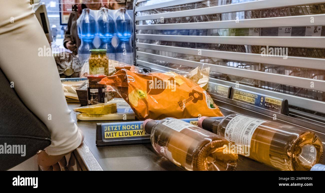Hamburg, Deutschland. März 2024. Ware, die auf dem Kassenförderband in einem LIDL-Discount-Supermarkt liegt. Quelle: Markus Scholz/dpa/Picture Alliance/dpa | Markus Scholz/dpa/Alamy Live News Stockfoto