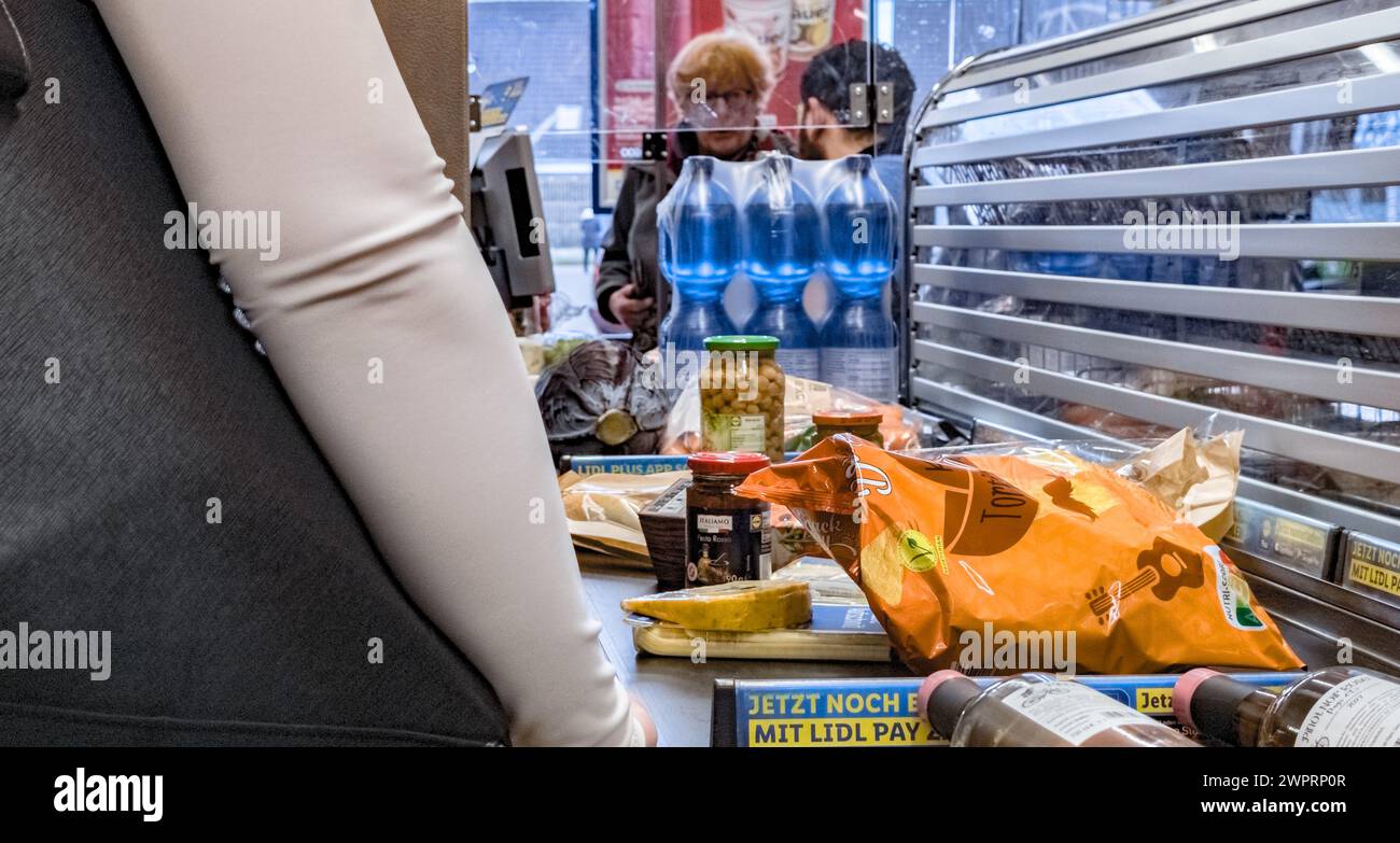 Hamburg, Deutschland. März 2024. Ware, die auf dem Kassenförderband in einem LIDL-Discount-Supermarkt liegt. Quelle: Markus Scholz/dpa/Picture Alliance/dpa | Markus Scholz/dpa/Alamy Live News Stockfoto