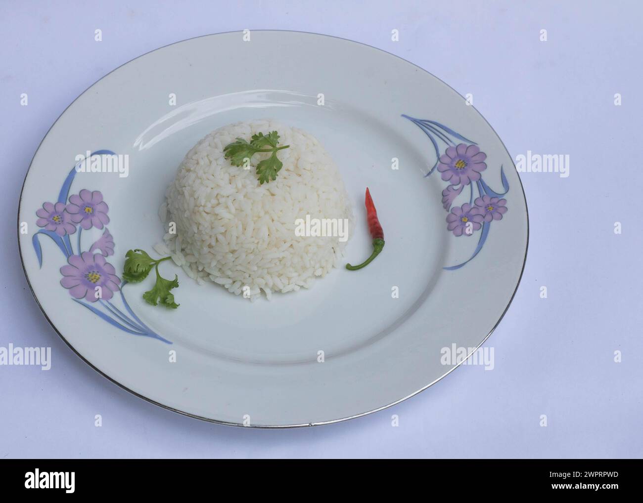 Kochender Reis isoliert in weißer Platte, Reis auf weißem Hintergrund. Stockfoto