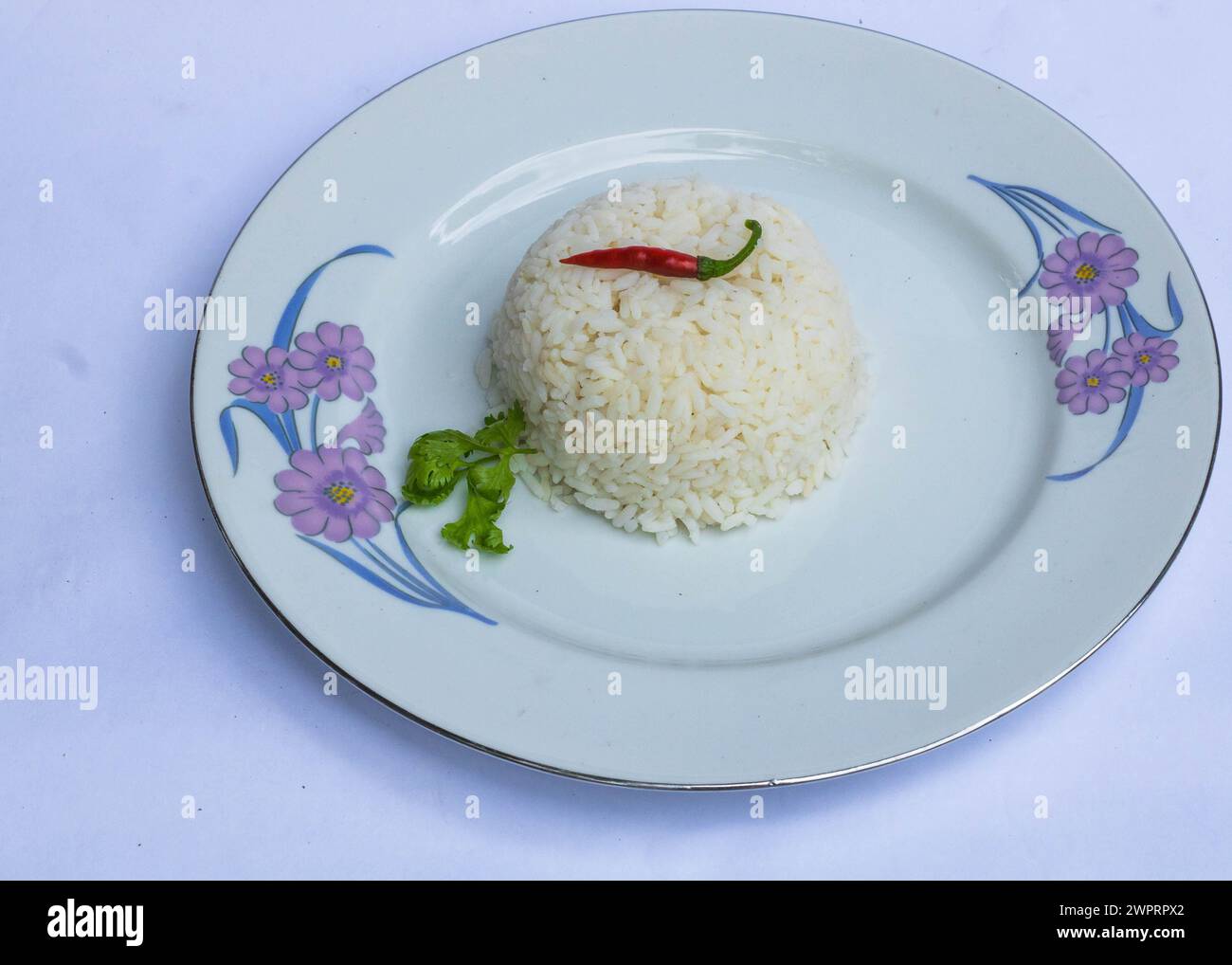 Dampf Reis auf der weißen Platte, kochen Reis auf weißem Hintergrund. Stockfoto