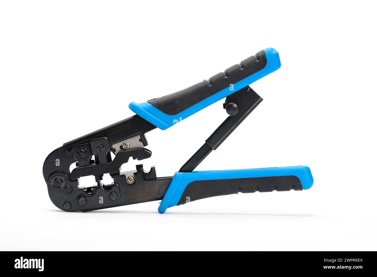 rj45-Netzwerkkabel, blaue Crimpzange für Internet auf weißem Hintergrund. Stockfoto