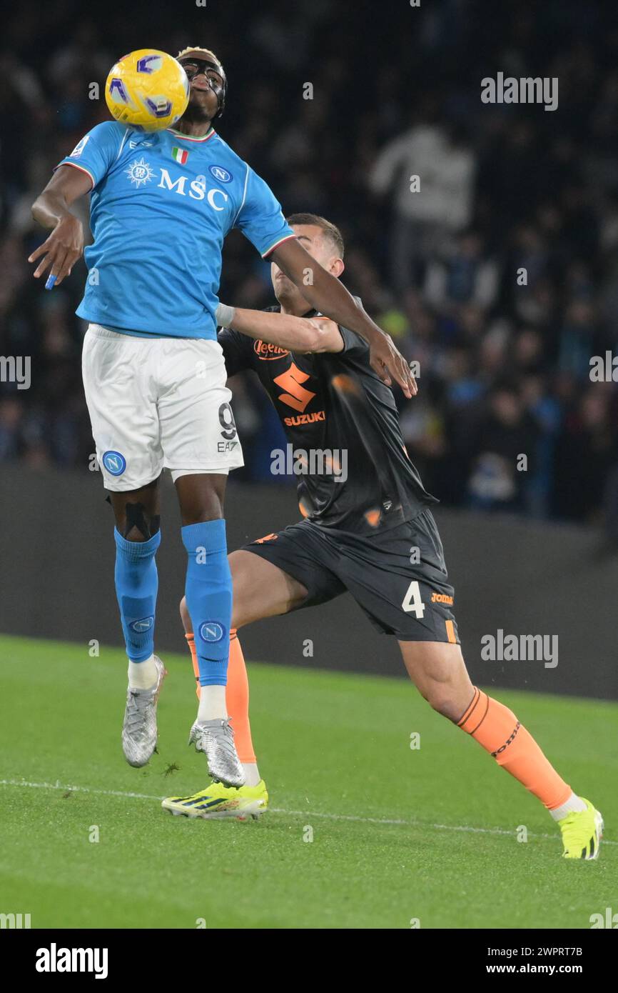 Napoli, Italien, 8. März 2024 Victor Osimen von SSC Napoli tritt im Rahmen des Spiels der Serie A zwischen SSC Napoli und Torimo FC um den Ball an Stockfoto