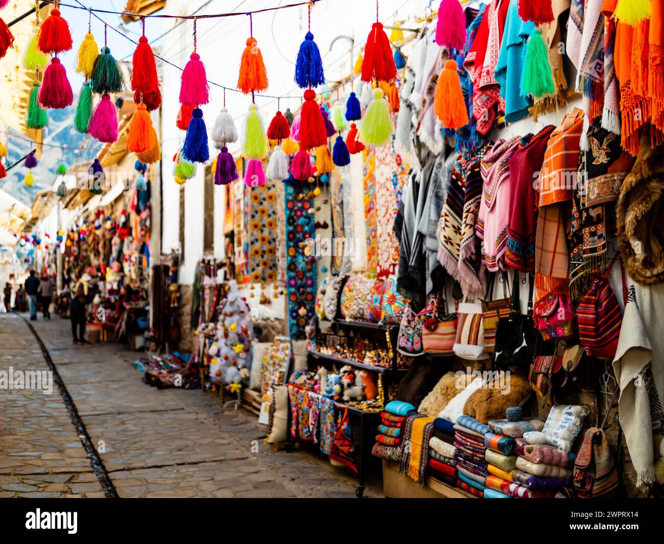 Farbenfrohe Gasse mit handgefertigten Souvenirs auf dem traditionellen Pisac-Markt, dem Heiligen Tal der Inka, Region Cusco, Peru Stockfoto