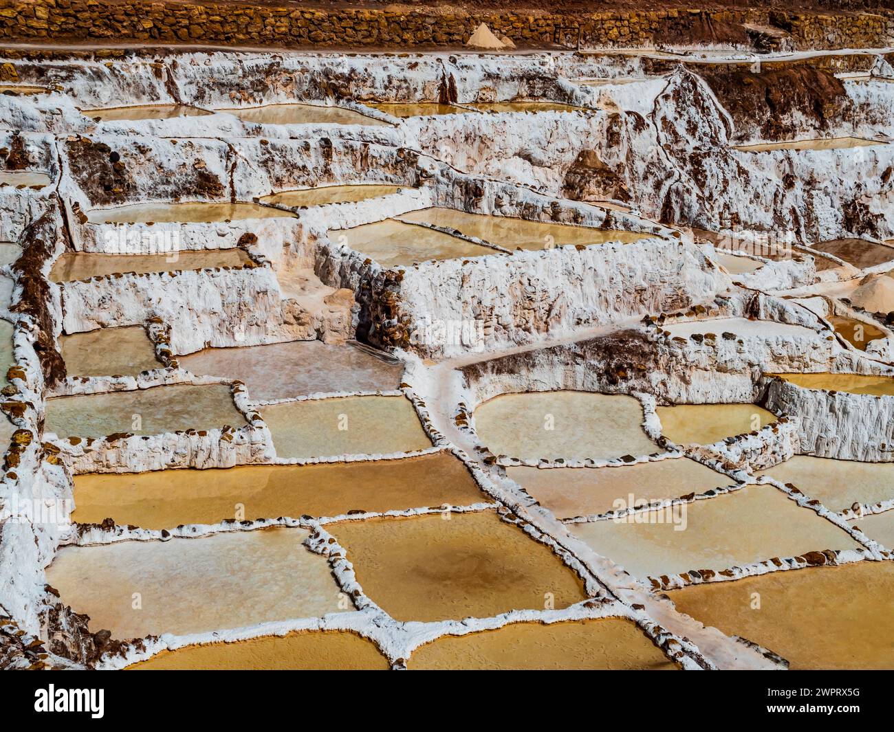 Erstaunliche Farben und Geometrien der Salzteiche von Maras im heiligen Tal der Inkas, Region Cusco, Peru Stockfoto