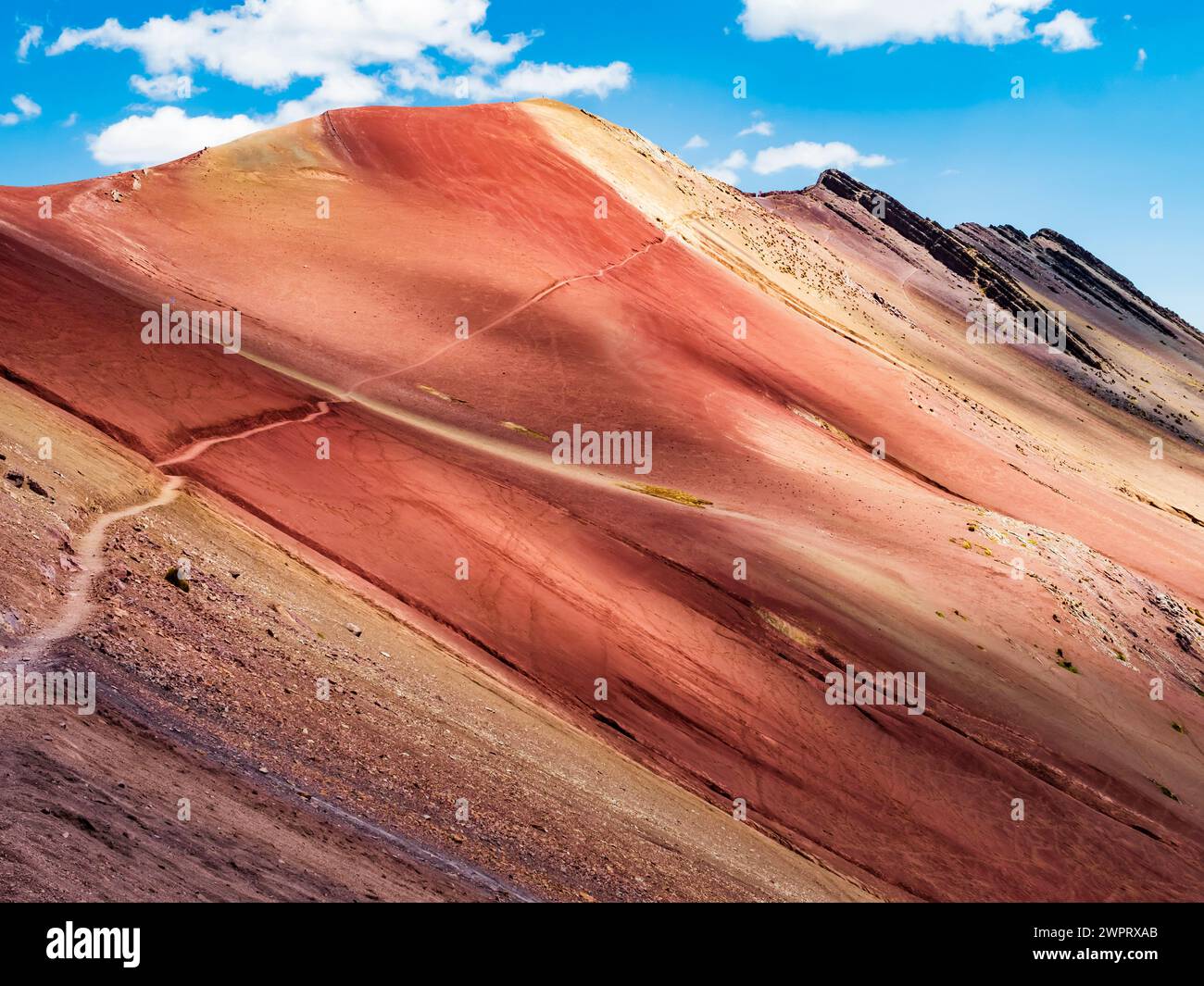 Atemberaubende Farben des Roten Tals (valle rojo) mit einem atemberaubenden Pfad, der zum Gipfel des Berges führt, Cusco Region, Peru Stockfoto