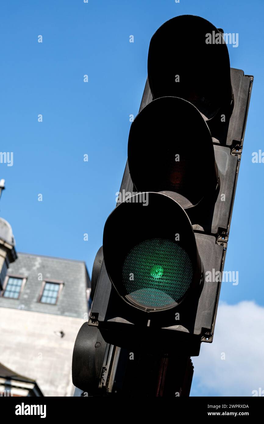 Soho, London UK, 08. März 2024, Verkehrsampeln auf grünem Licht gegen Einen blauen Himmel mit No People Stockfoto