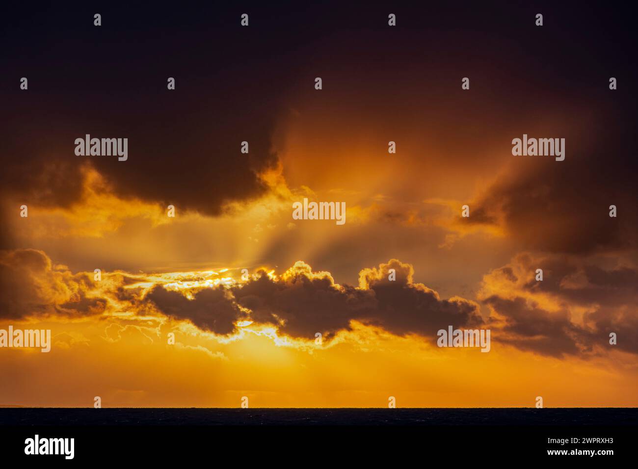 Antikrepuskuläre Strahlen brechen durch die Wolkendecke. Stockfoto