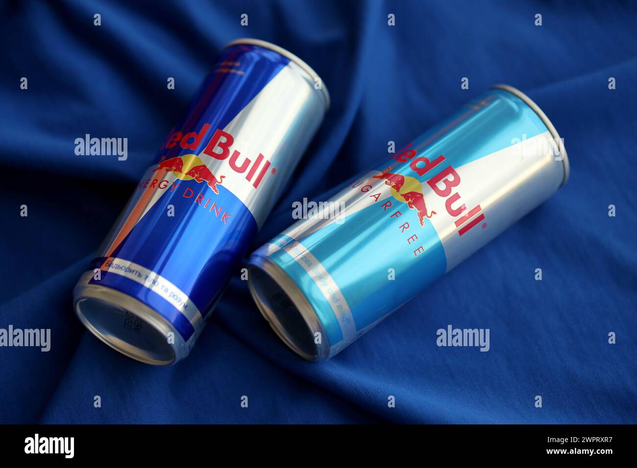 TERNOPIL, UKRAINE - 7. JULI 2023 Red Bull ENERGY Drink Aluminiumdose mit originellem Design Nahaufnahme Stockfoto