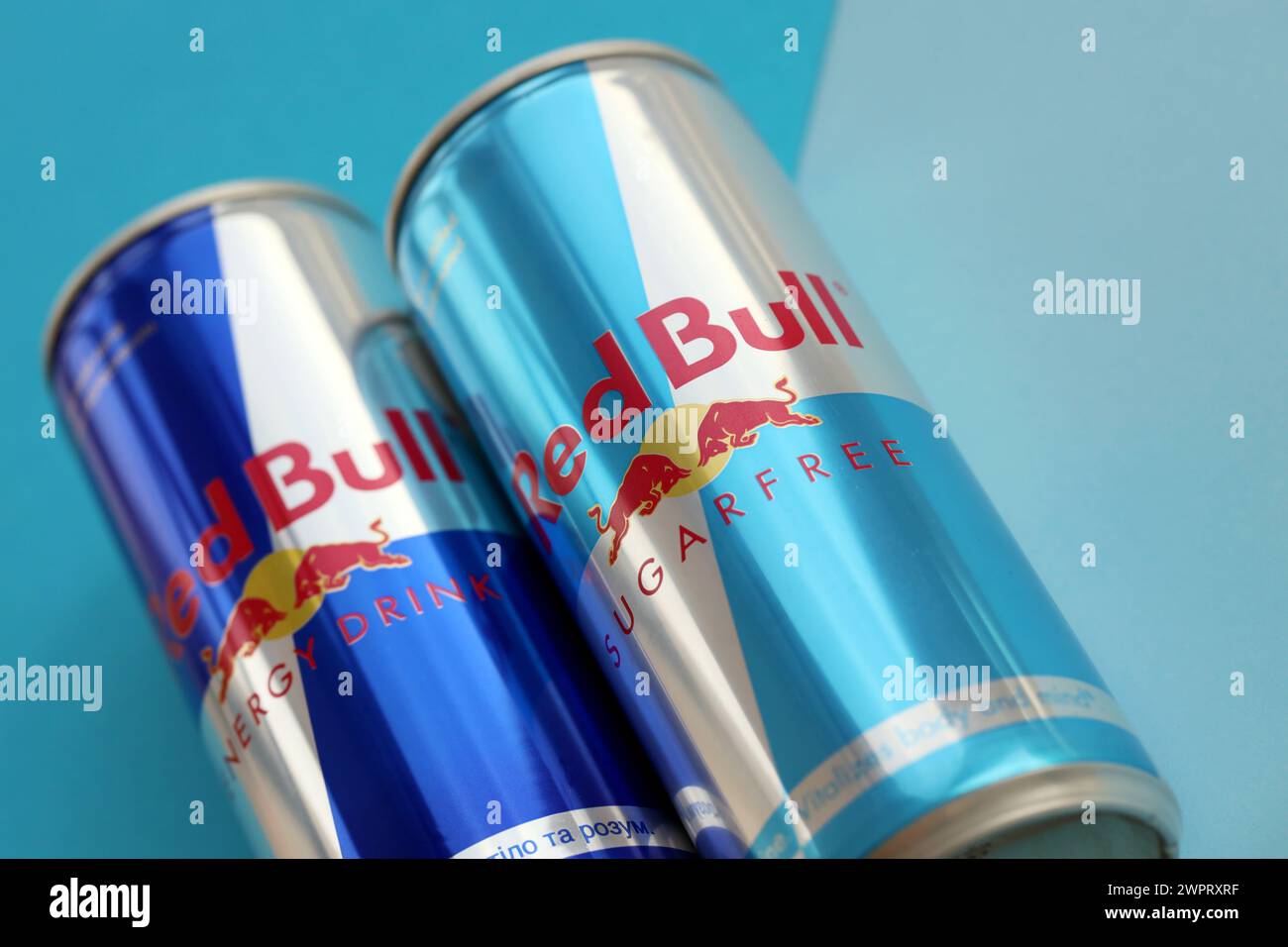 TERNOPIL, UKRAINE - 7. JULI 2023 Red Bull ENERGY Drink Aluminiumdose mit originellem Design Nahaufnahme Stockfoto
