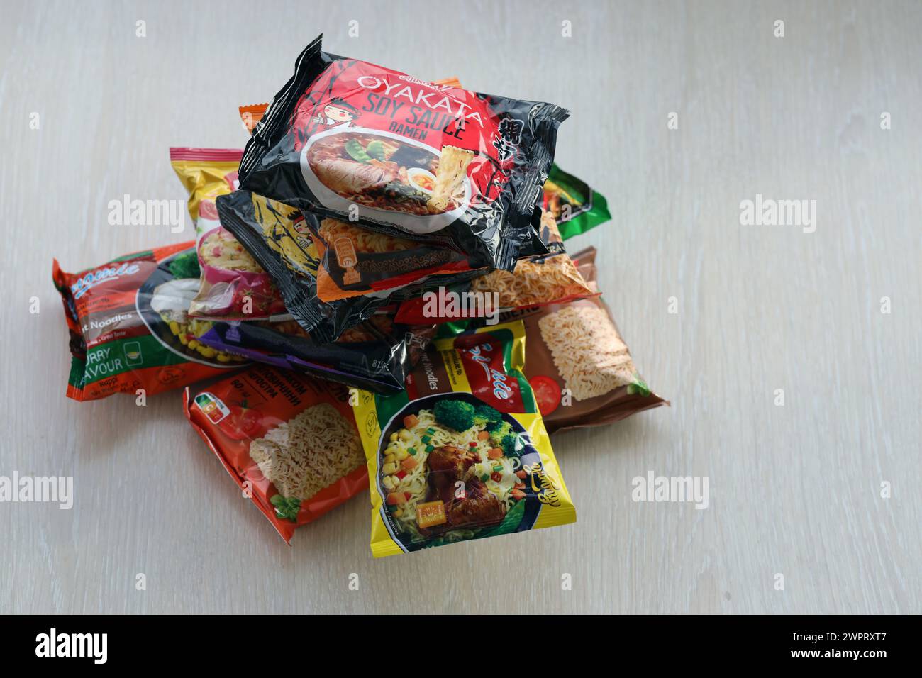 KIEW, UKRAINE - 31. OKTOBER 2023 viele Packungen Instant-Nudeln für schnelles Kochen von verschiedenen Marken und Herstellern aus nächster Nähe Stockfoto