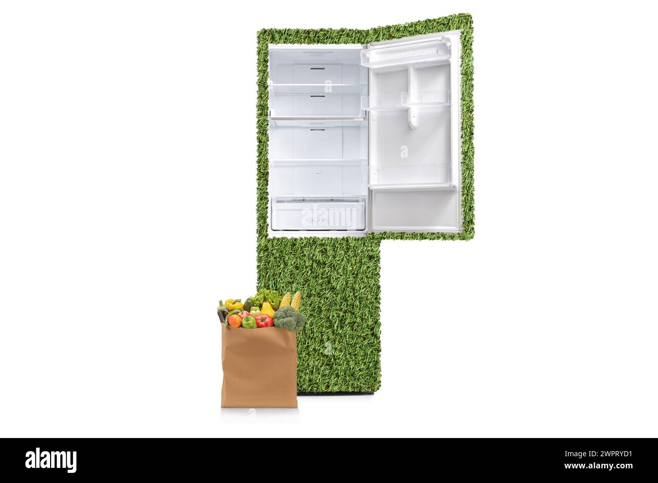 Lebensmitteltasche neben umweltfreundlichem Kühlschrank isoliert auf weißem Hintergrund Stockfoto