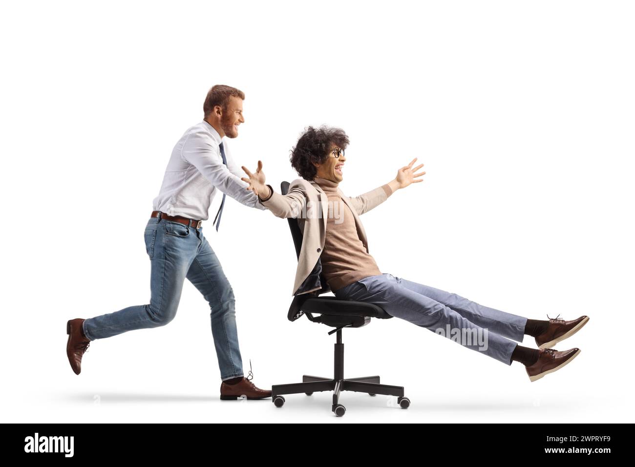 Büroangestellter läuft und schiebt einen Mann auf einen Schreibtischstuhl isoliert auf weißem Hintergrund Stockfoto