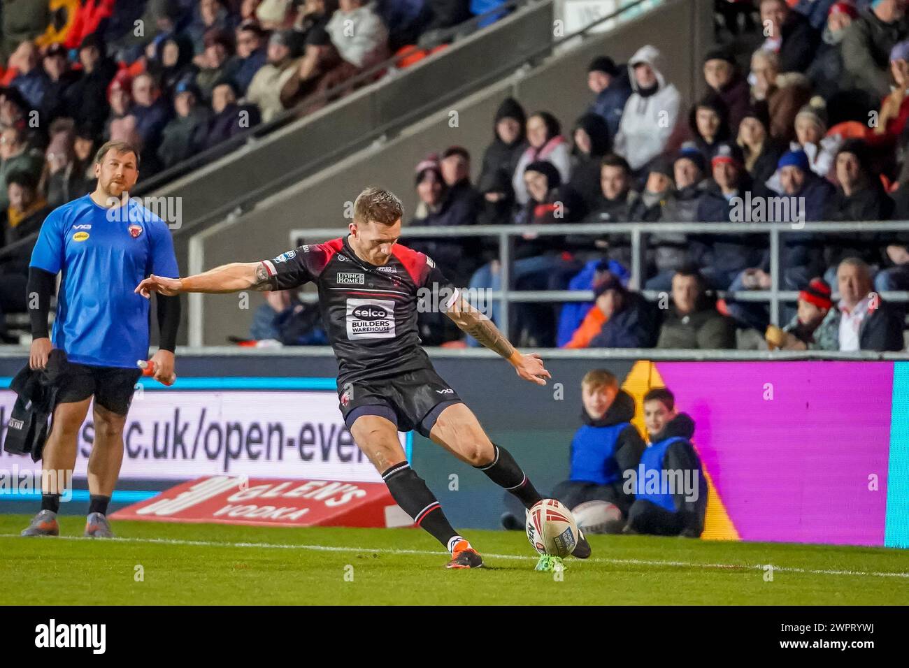 MARC SNEYD tritt seinen ersten Torversuch nach dem Versuch. St Helens vs Salford Red Devils, Super League Runde 4, Totally Wicked Stadium, 8. März 2024. Alamy Live News/James Giblin Stockfoto