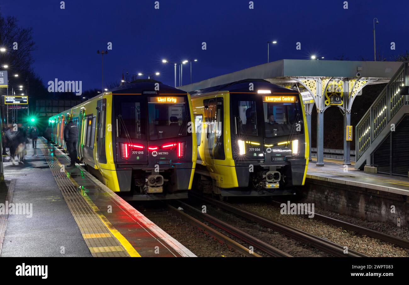 Merseyrail Stadler Baureihe 777 Elektrozüge 777015 und 777036 bei Wirral UK in der Dämmerung Stockfoto