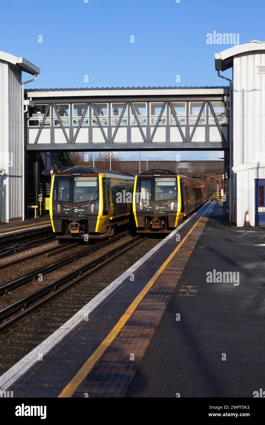 Merseyrail Stadler Baureihe 777 dritte elektrische Züge 777003 und 777013 am Bahnhof Hooton, Cheshire, Großbritannien. Stockfoto