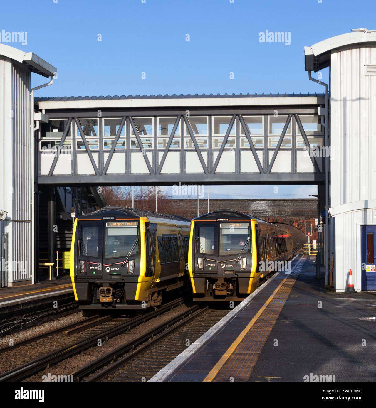 Merseyrail Stadler Baureihe 777 dritte elektrische Züge 777003 und 777013 am Bahnhof Hooton, Cheshire, Großbritannien. Stockfoto
