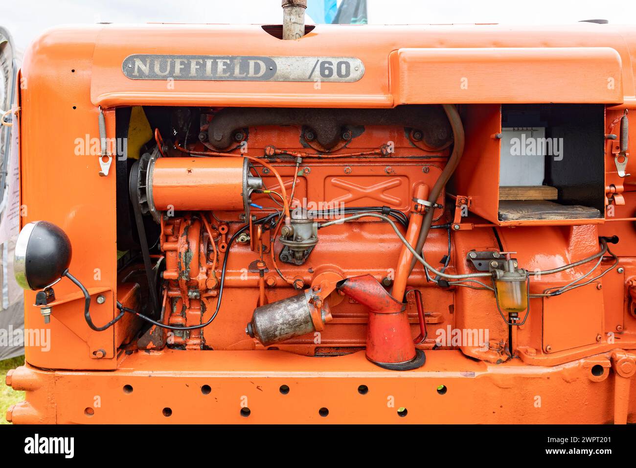 Newcastle-under-Lyme, Staffordshire-united Kingdom, 20. Oktober 2023 Nahaufnahme eines orangen Vintage-Diesel-Nuffield-Traktors Stockfoto