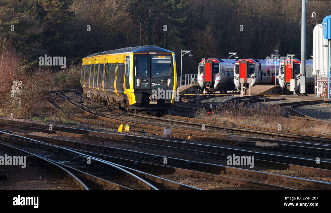 Merseyrail Stadler Baureihe 777 3. Bahn-Elektrozug 777023 in Chester, vorbei am CAF-Zugwartungsdepot mit Stall der Baureihe 197 Stockfoto