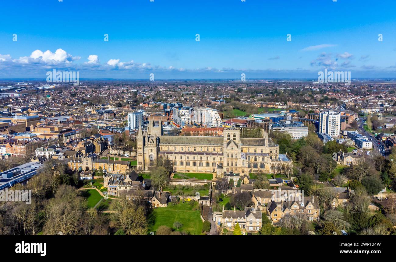 Ein Blick aus der Vogelperspektive auf die Kathedrale und das Zentrum von Peterborough, Großbritannien an einem hellen sonnigen Tag Stockfoto