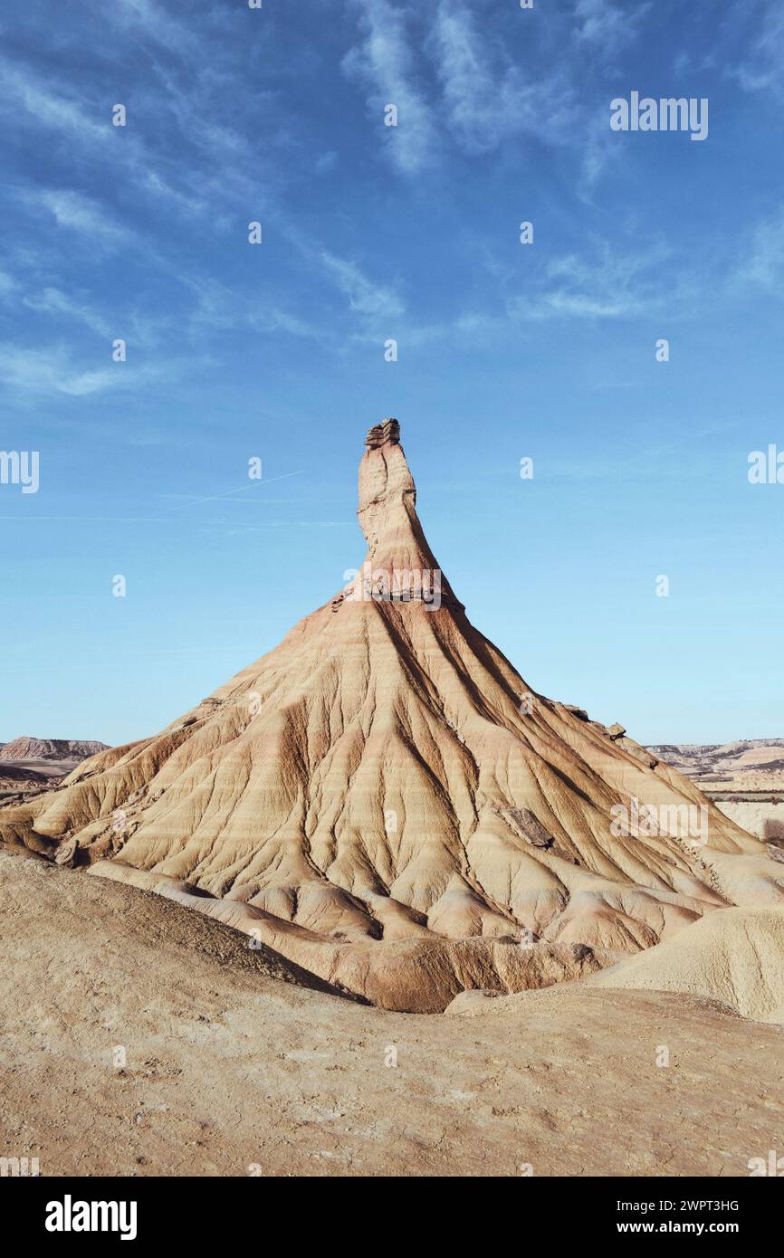 Wüstenlandschaft mit verschiedenen abstrakten geologischen Formen in den Bardenas Reales von Navarra, Spanien, am 26. Dezember 2023 Stockfoto