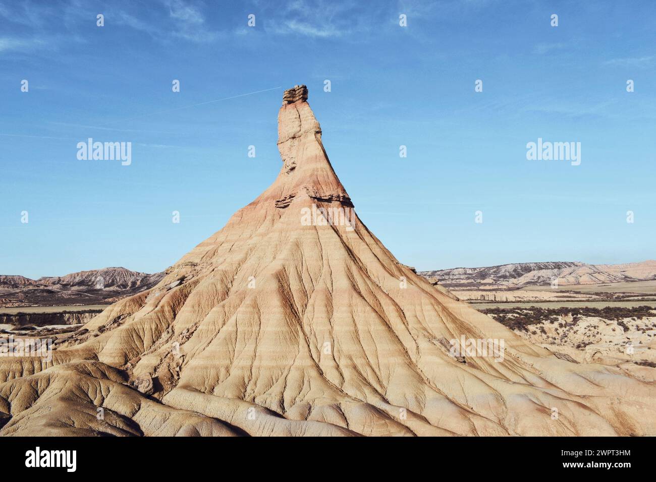Wüstenlandschaft mit verschiedenen abstrakten geologischen Formen in den Bardenas Reales von Navarra, Spanien, am 26. Dezember 2023 Stockfoto