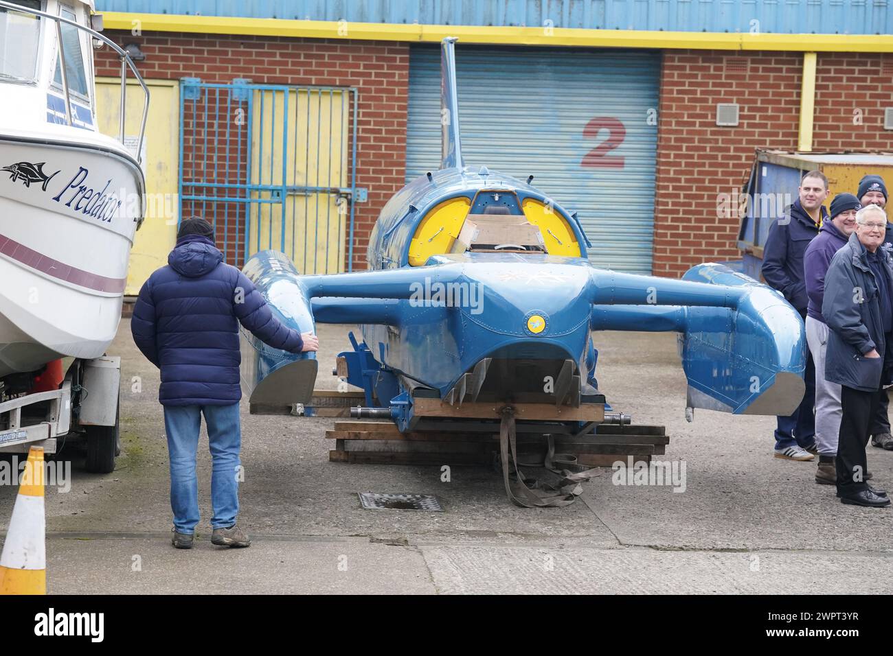 Das restaurierte Wasserflugzeug, Bluebird K7, bevor es auf einen LKW in North Shields geladen wird, als es nach Coniston Water im Lake District zurückkehrt. Bilddatum: Samstag, 9. März 2024. Stockfoto