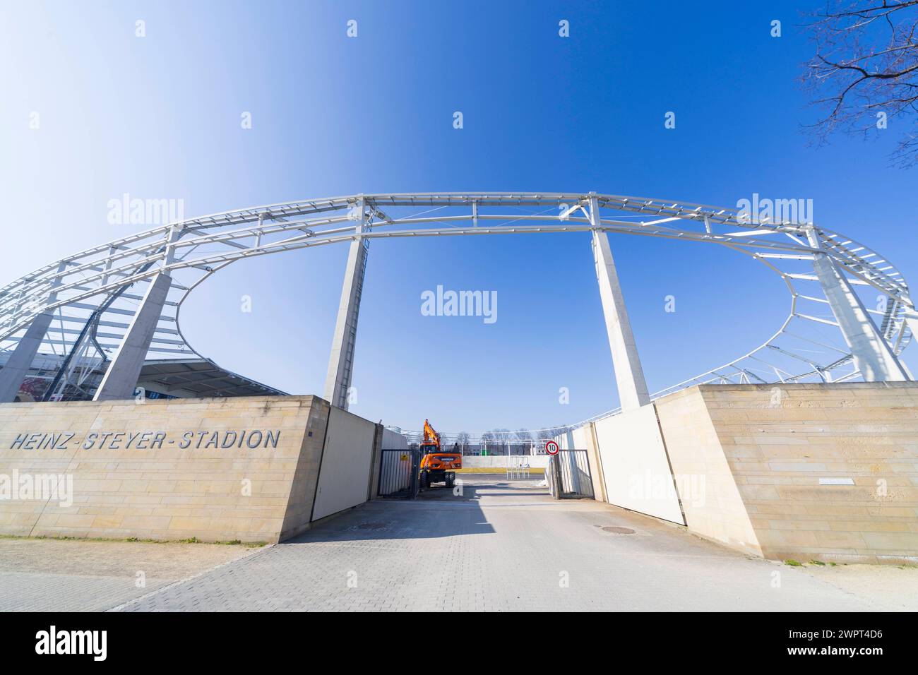 Baustelle Umbau Heinz-Styer-Stadion das Heinz-Steyer-Stadion ist ein im Umbau befindliches Fußballstadion mit Leichtathletikanlage im Stadtteil Friedrichstadt der sächsischen Landeshauptstadt Dresden. Es hieß zunächst Stadion am Ostragehege des Dresdner SC. 1949 wurde es nach dem 1944 hingerichteten kommunistischen Fußballspieler Heinz Steyer umbenannt. Dresden Sachsen Deutschland *** Baustelle Wiederaufbau Heinz Styer Stadion das Heinz Steyer Stadion ist ein Fußballstadion mit Leichtathletik-Anlagen im Stadtteil Friedrichstadt der sächsischen Landeshauptstadt Stockfoto