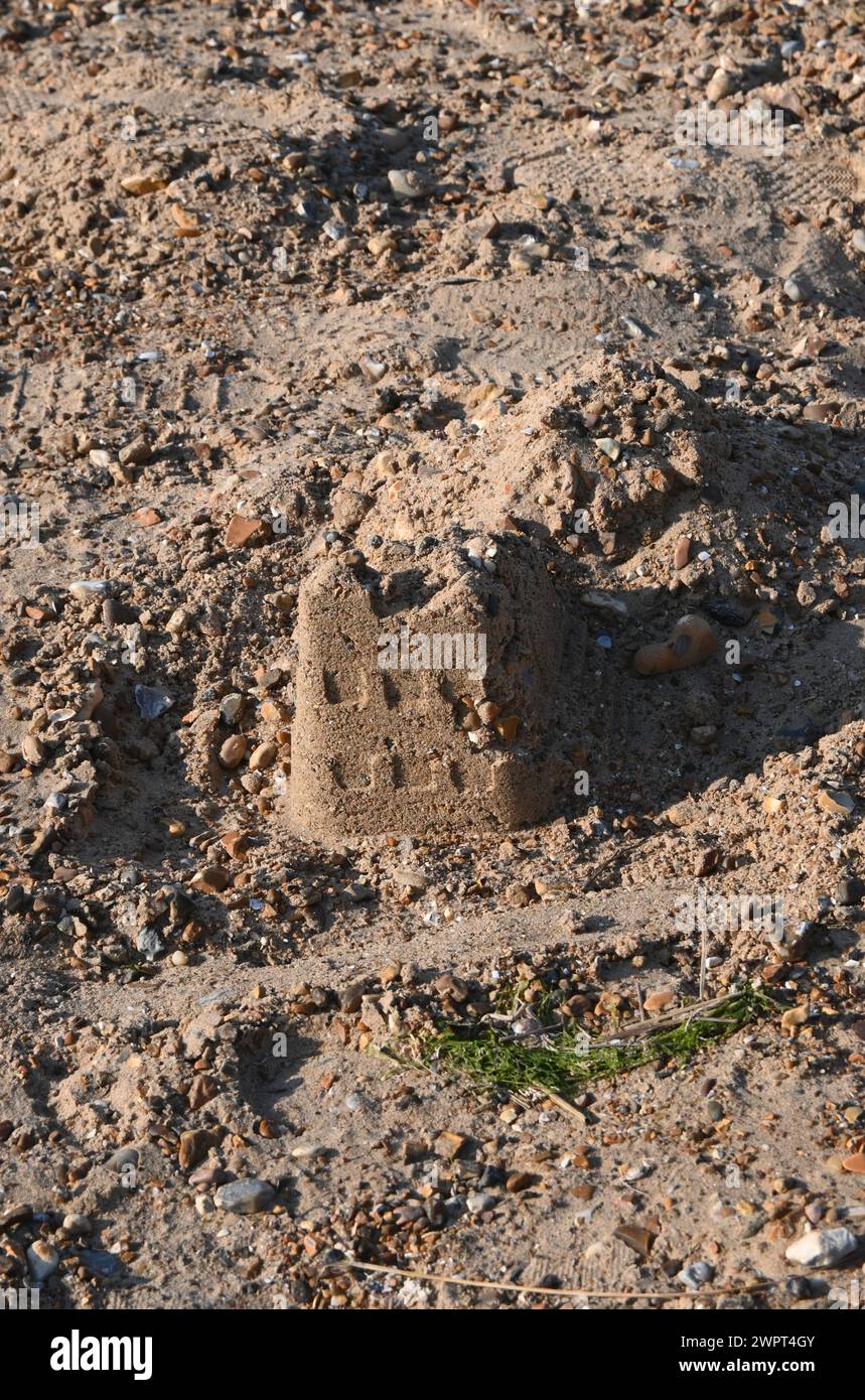 Überreste einer Sandburg am Strand Stockfoto