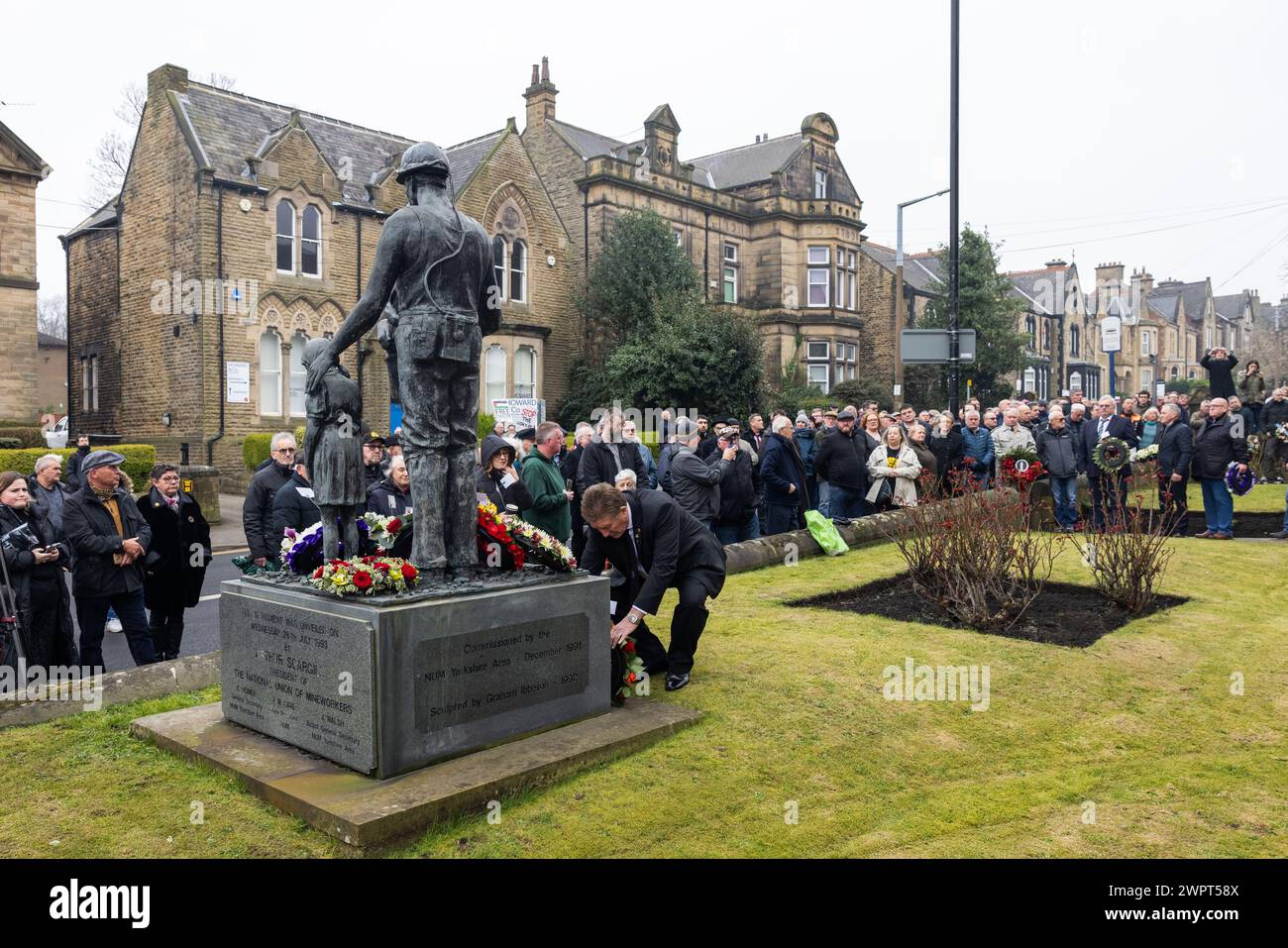 Barnsley, Großbritannien. MÄRZ 2024. Die Menschen legen Kränze an der Gedenkstätte für gefallene Bergarbeiter vor der Barnsley National Union of Mineworkers Hall in Barnsley ab, um diejenigen zu komomorieren, die während der Bergarbeiterstreiks 40 Jahre nach den Streiks ihr Leben verloren haben. Credit Milo Chandler/Alamy Live News Stockfoto