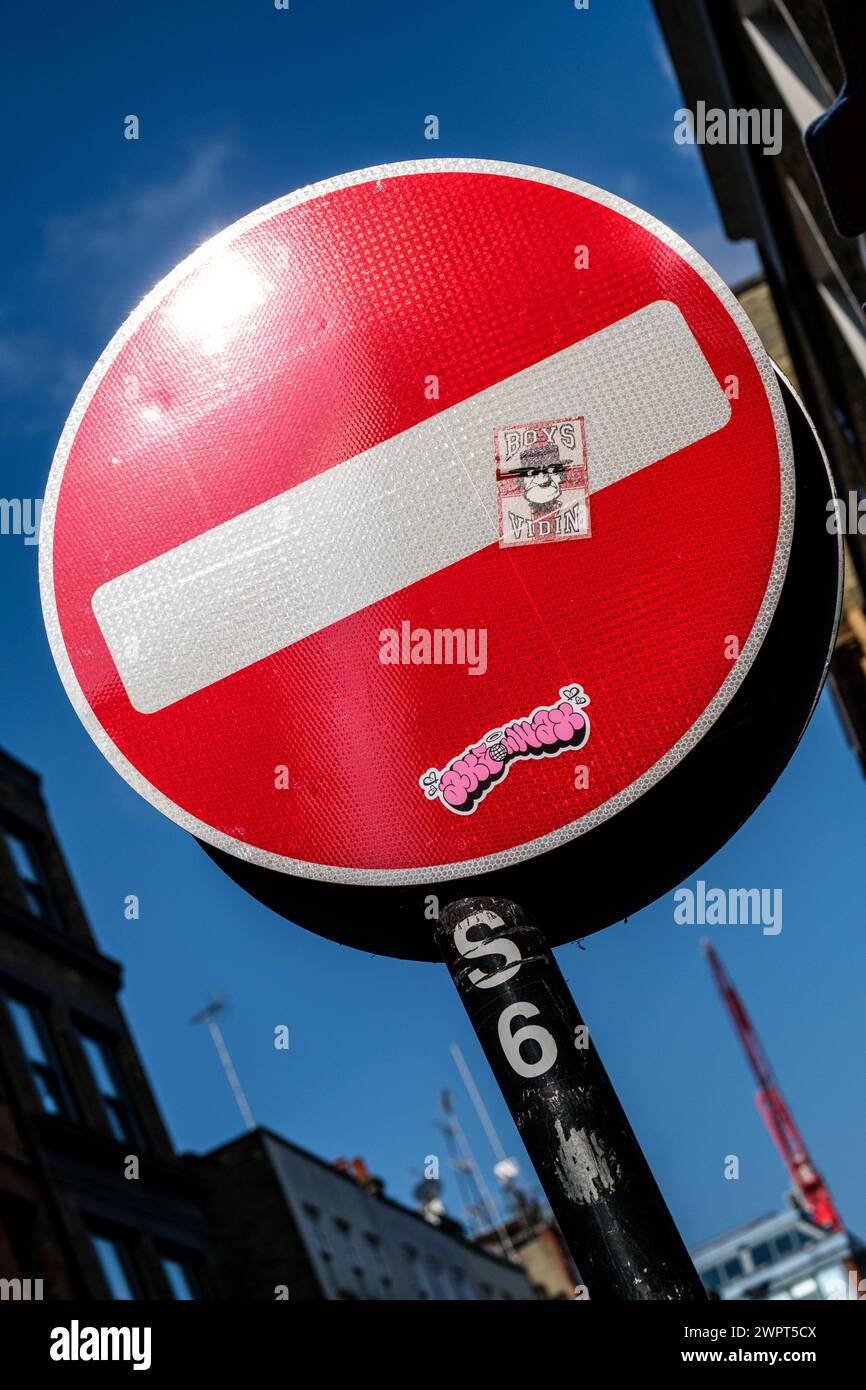 Soho, London UK, 08. März 2024, Round Red Traffic No Entry Sign with No People Against A Blue Sky Stockfoto
