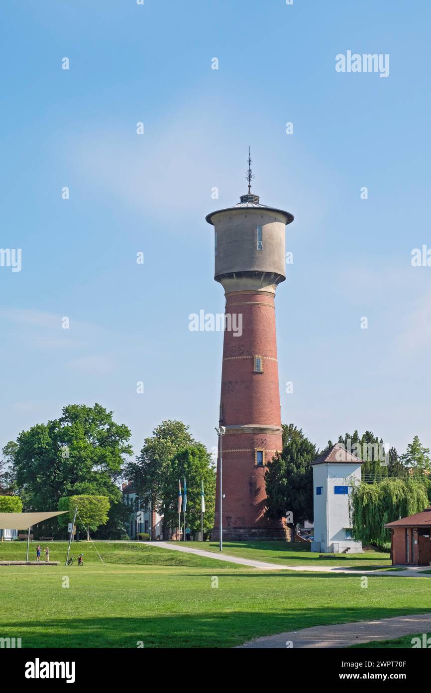 Backsteinwasserturm steht auf einem grünen Rasen unter klarem blauem Himmel, Ladenburg, Baden-Württemberg, Deutschland Stockfoto