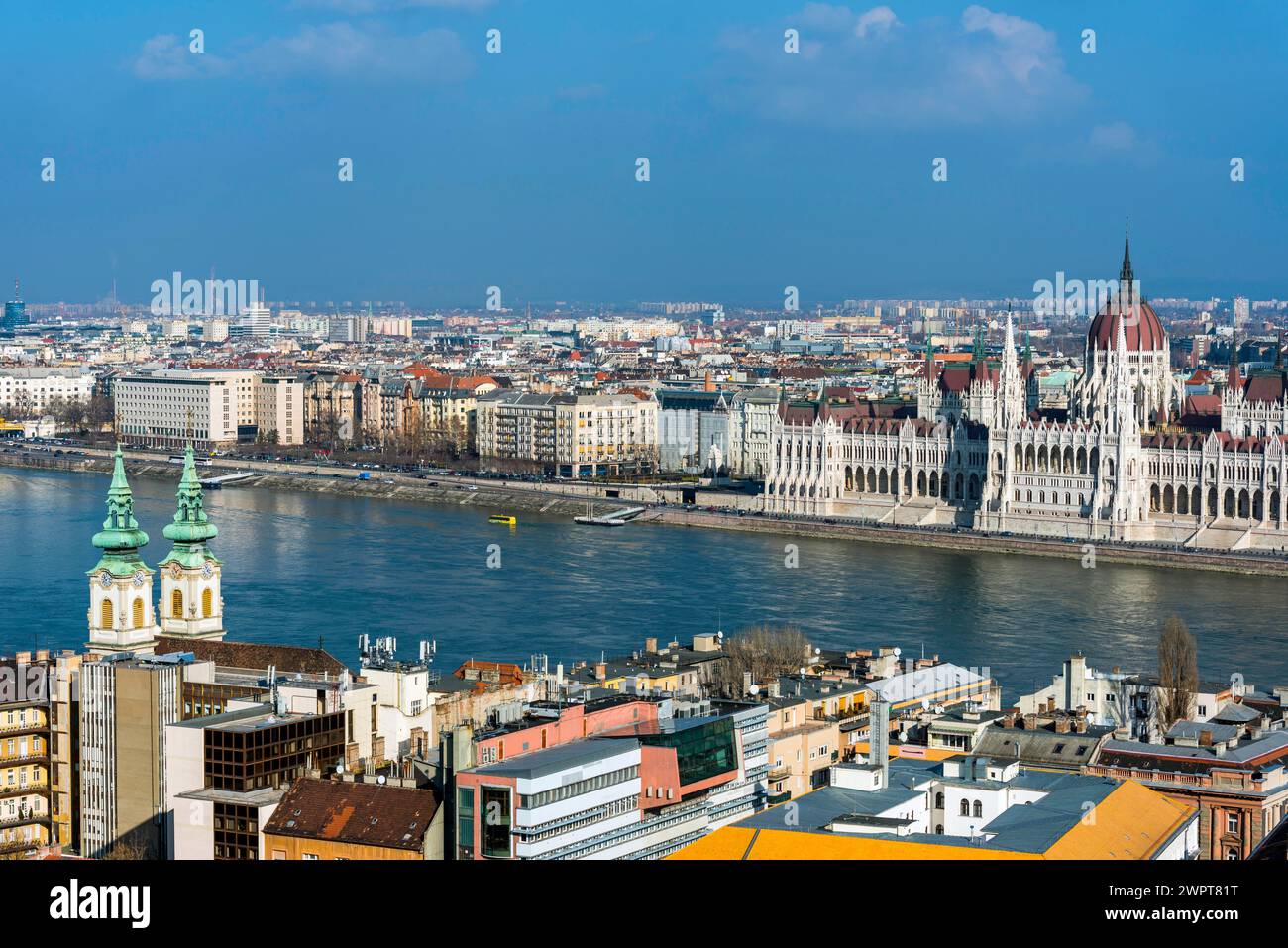 Die Donau und das Parlament, Politik, Stadtblick, Reisen, Städtereise, Tourismus, Übersicht, Osteuropa, Architektur, Gebäude, Attraktion Stockfoto