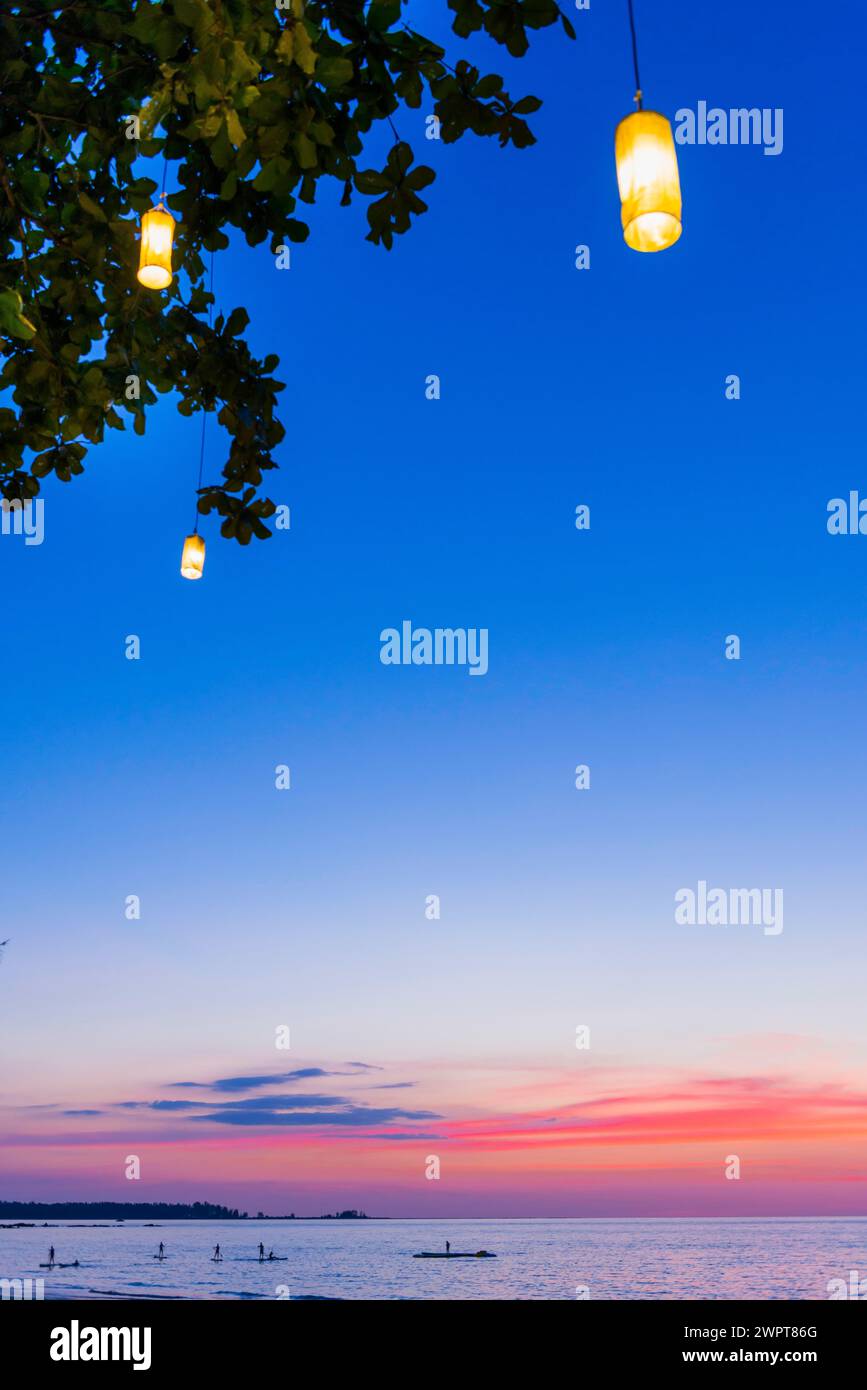 Abendstimmung bei Sonnenuntergang mit typischen thailändischen Lampen im Baum, Meer, Meer, Stimmung, Abendstimmung, Himmel, Abendlicht, Urlaub, Reise, Strand, Emotionen Stockfoto