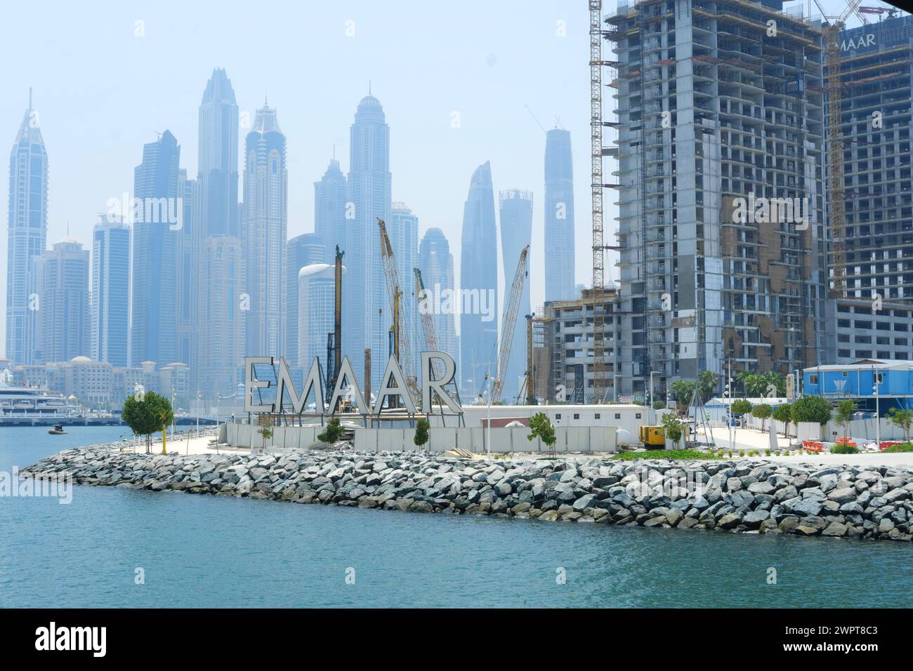 Die expandierende Skyline der Dubai Marina mit dem Emaar-Schild, mit freiem Blick auf die laufenden Bauarbeiten und die Hochhäuser. Dubai, VAE - August Stockfoto