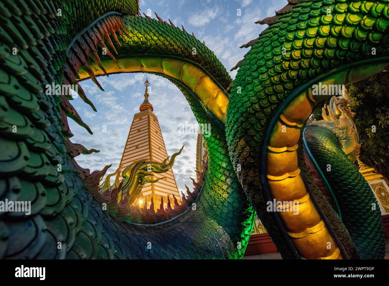 Der Sri Maha Pho Chedi von Wat Phra That Nong Bua Tempel im Stadtzentrum von Udon Ratchathani und Provinz Ubon Ratchathani in Thailand. Thailand, U Stockfoto