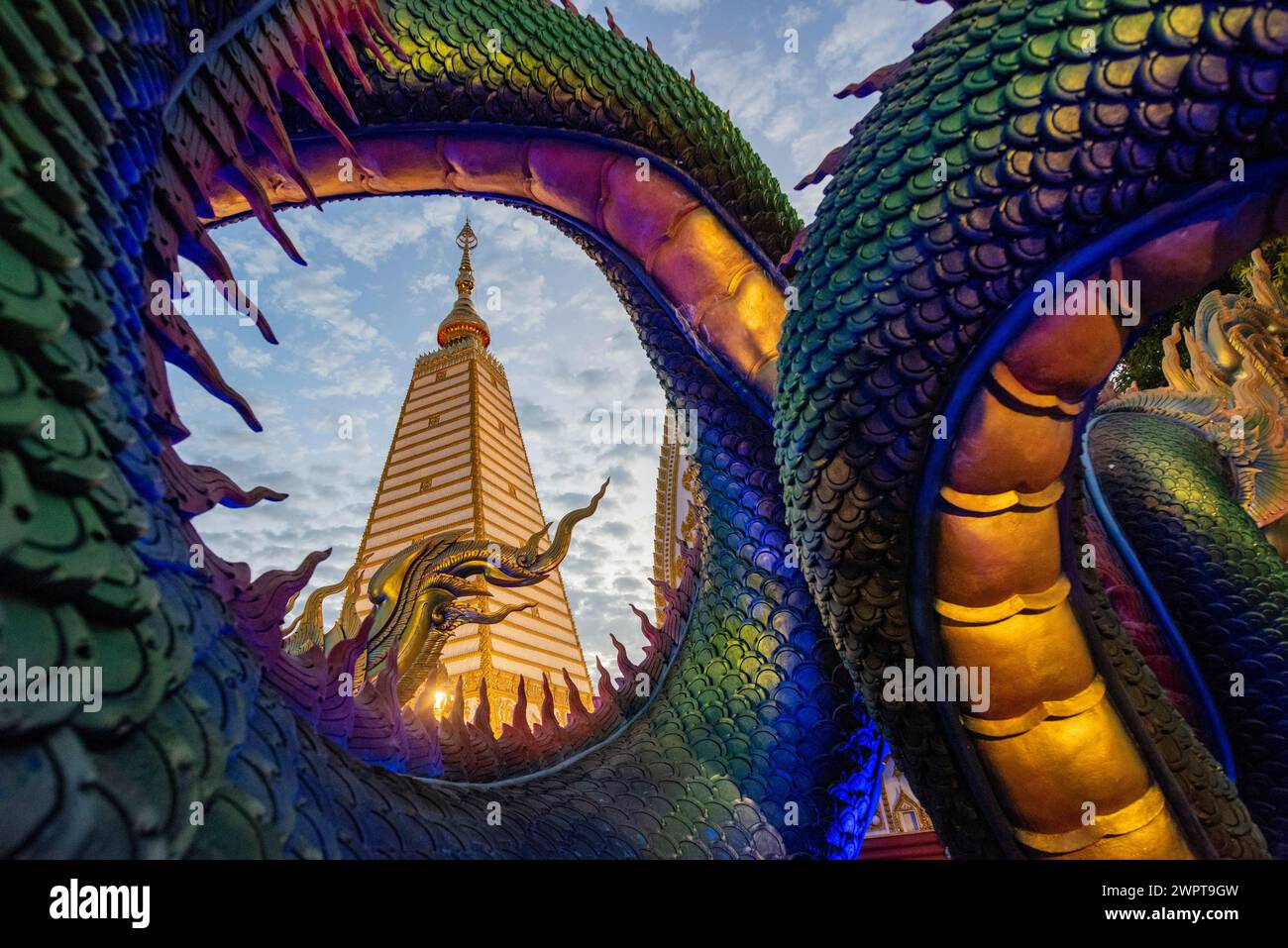 Der Sri Maha Pho Chedi von Wat Phra That Nong Bua Tempel im Stadtzentrum von Udon Ratchathani und Provinz Ubon Ratchathani in Thailand. Thailand, U Stockfoto