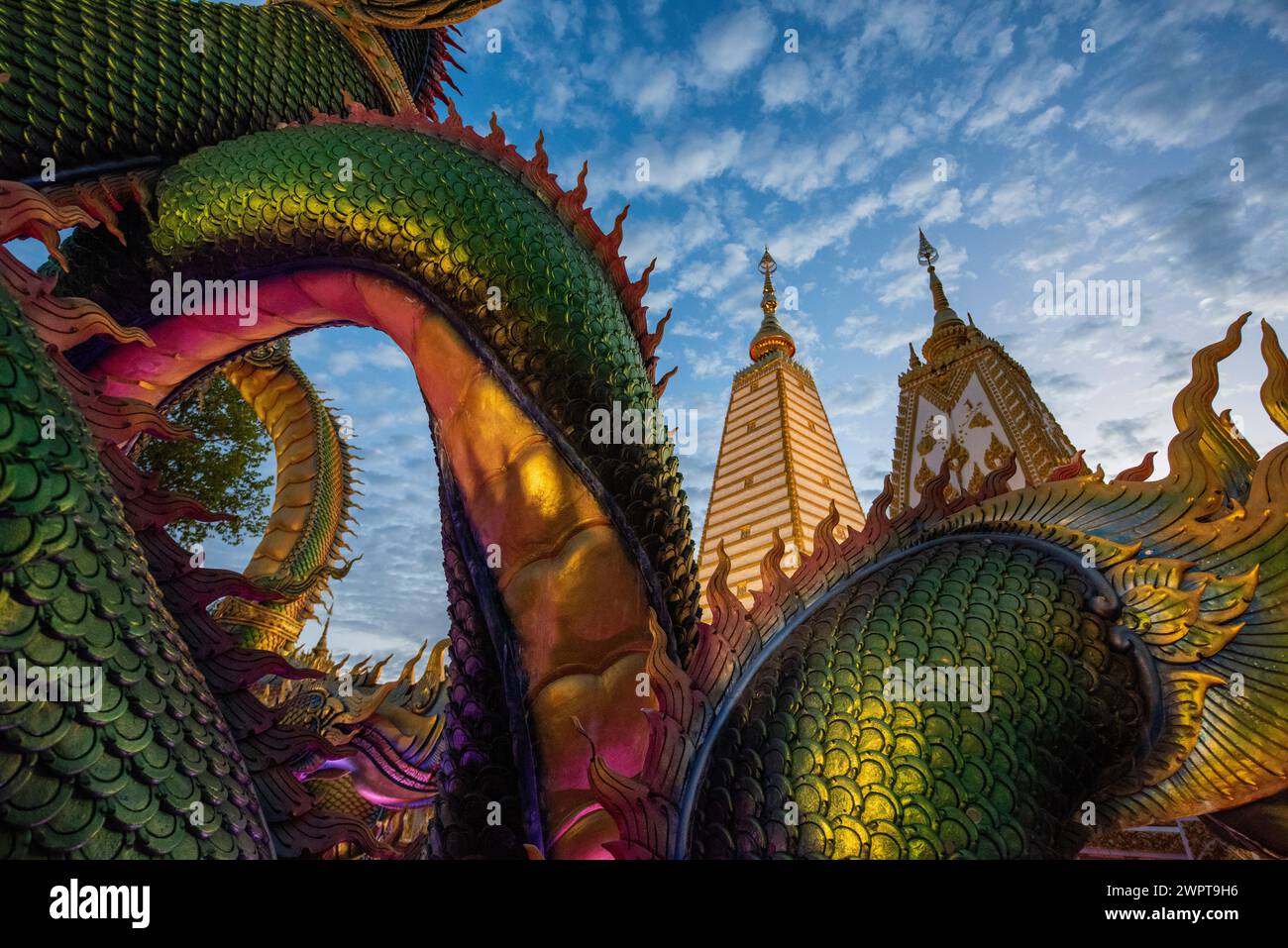 Der Sri Maha Pho Chedi von Wat Phra That Nong Bua Tempel im Stadtzentrum von Udon Ratchathani und Provinz Ubon Ratchathani in Thailand. Thailand, U Stockfoto