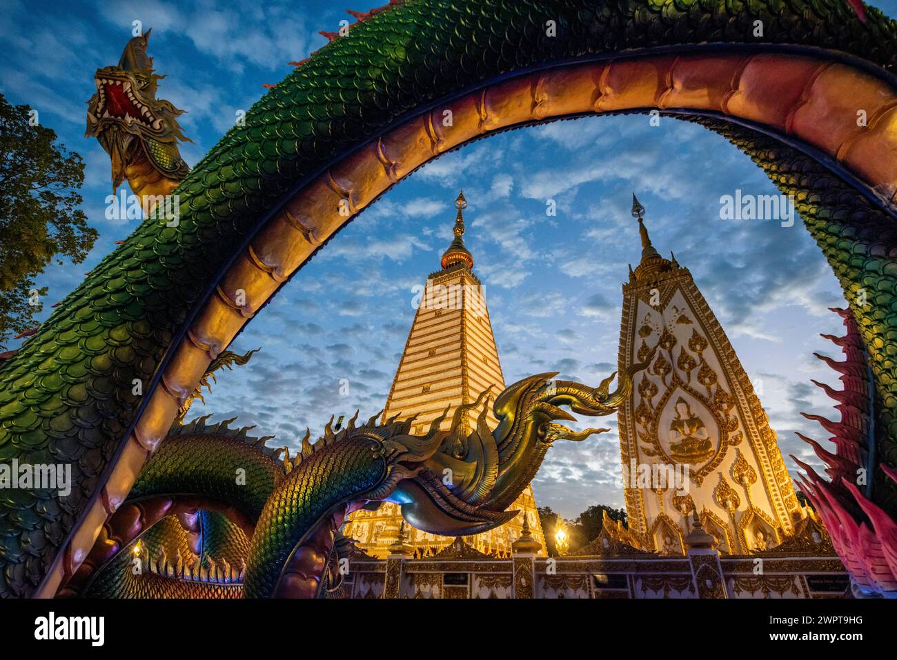 Der Sri Maha Pho Chedi von Wat Phra That Nong Bua Tempel im Stadtzentrum von Udon Ratchathani und Provinz Ubon Ratchathani in Thailand. Thailand, U Stockfoto