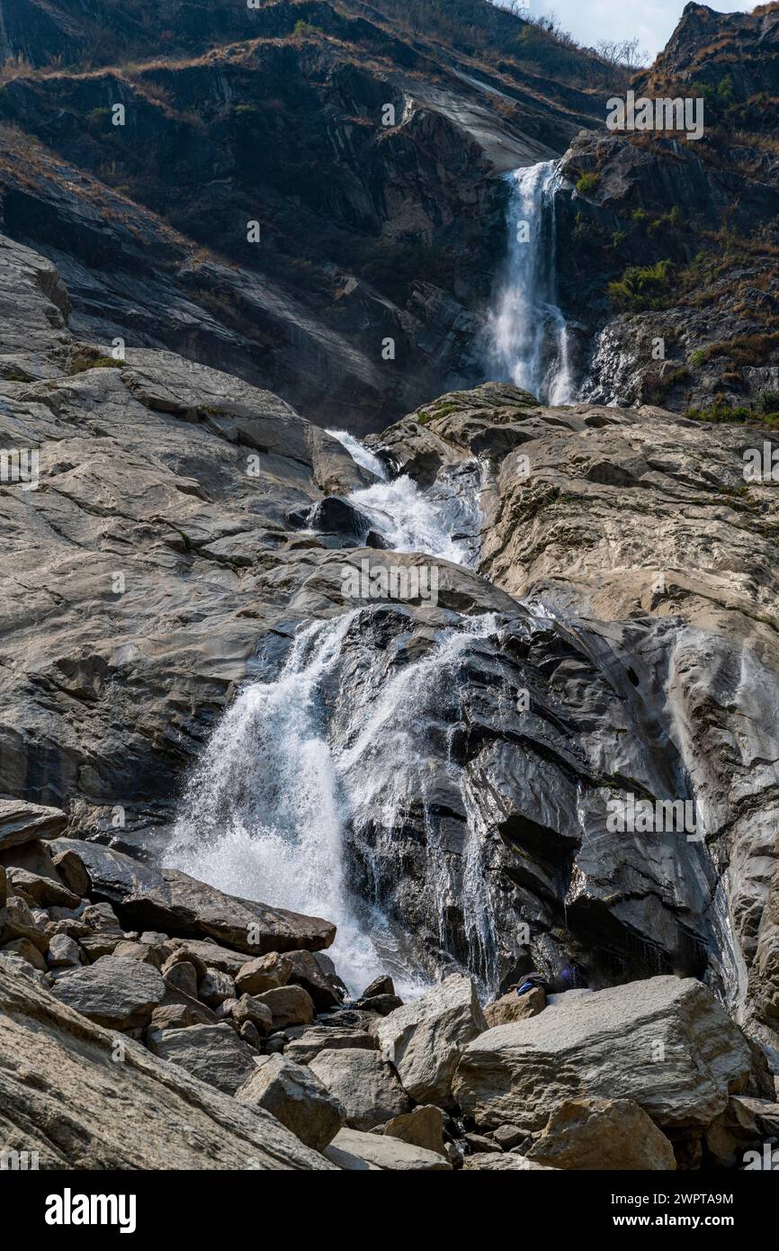Riesiger Wasserfall entlang der Autobahn nach Jomsom, Nepal Stockfoto