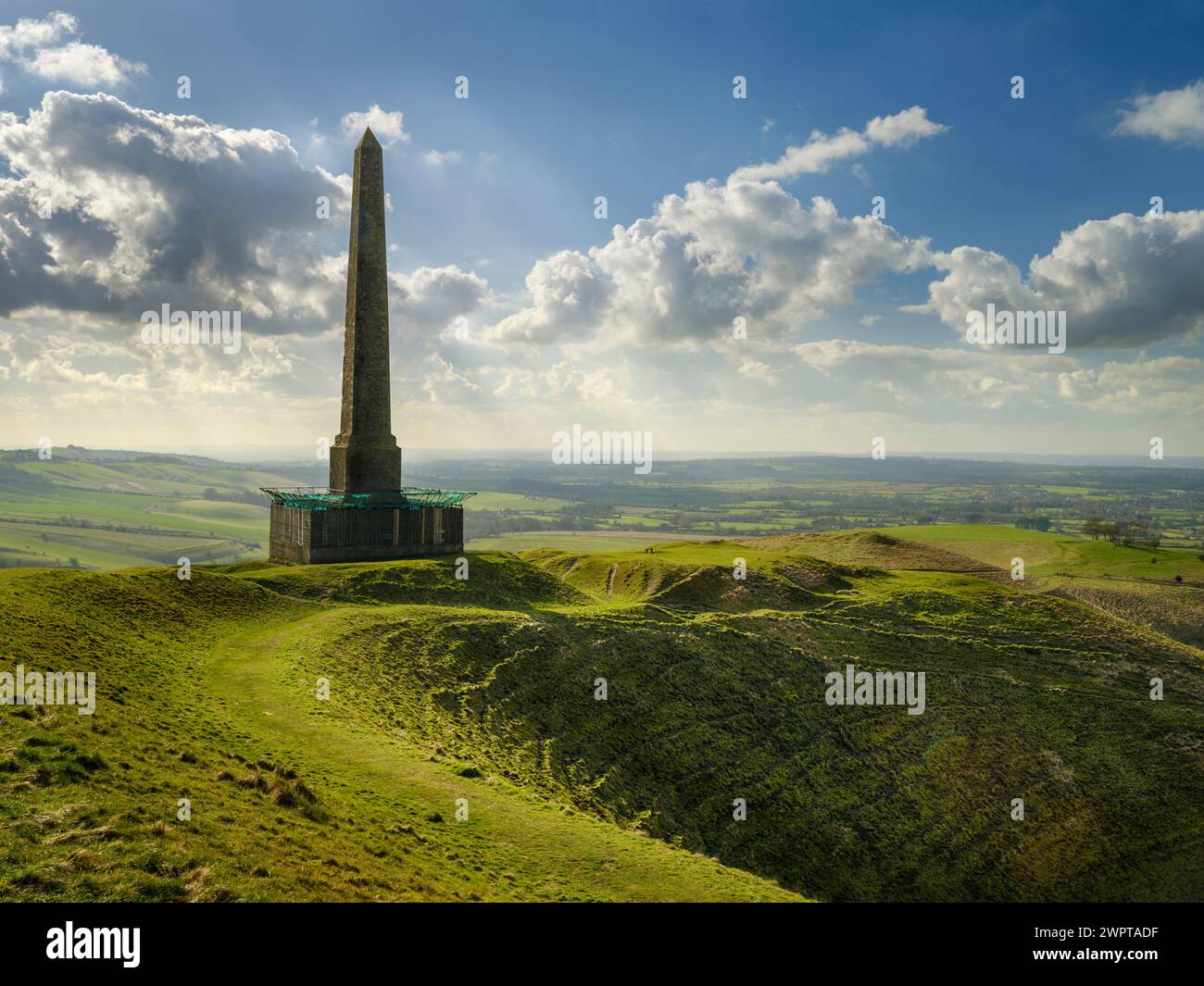 Das Lansdowne Monument, auch bekannt als Cherhill Monument, ist auf einem steilen Abhang unweit des Cherhill White Horse nahe C zu sehen Stockfoto