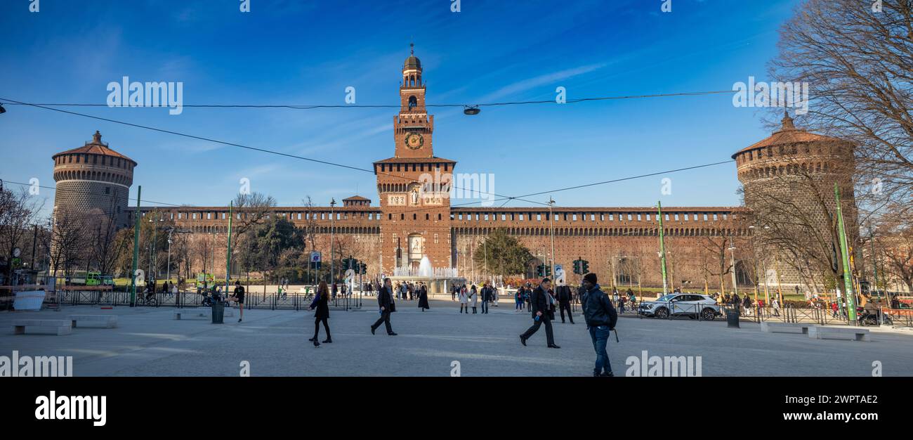 Ein Panorama auf die Vorderseite des Castello Sforzesco, oder Mailänder Burg, im Herzen von Mailand, Italien. Stockfoto
